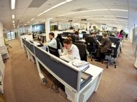 Сотрудники за работой в офисе открытого типа