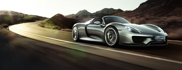 Porsche 918 Spyder на дороге в движении